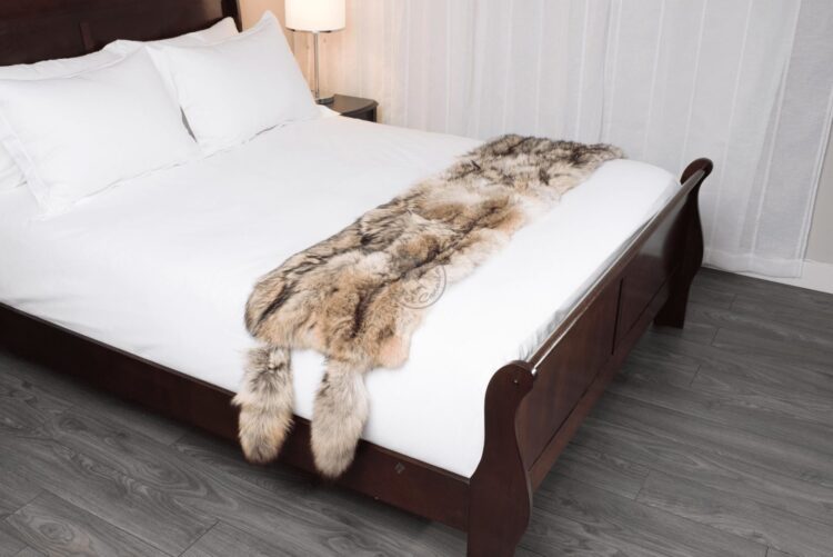 Coyote Bed Runner - With Tail